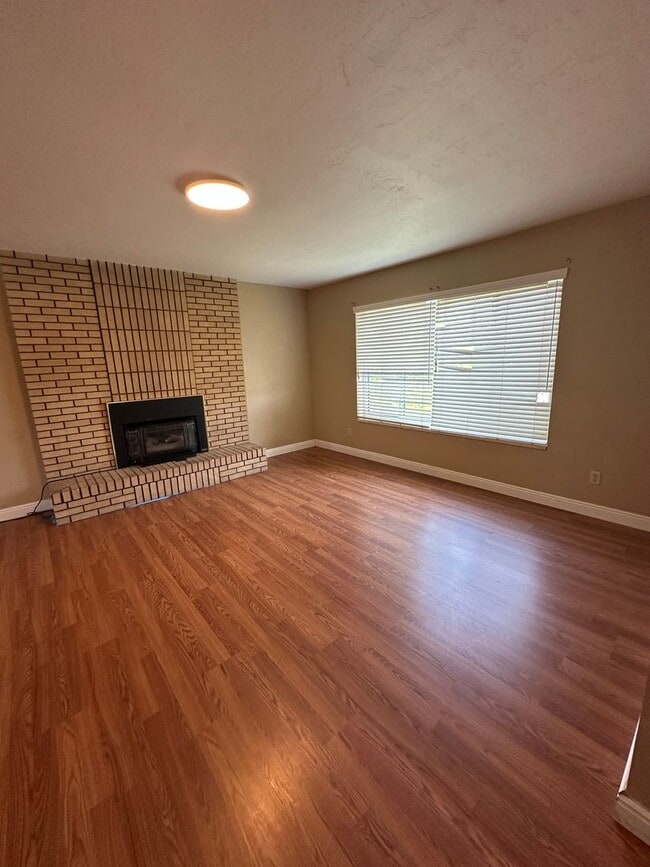 Building Photo - 2269 W Skyview Dr