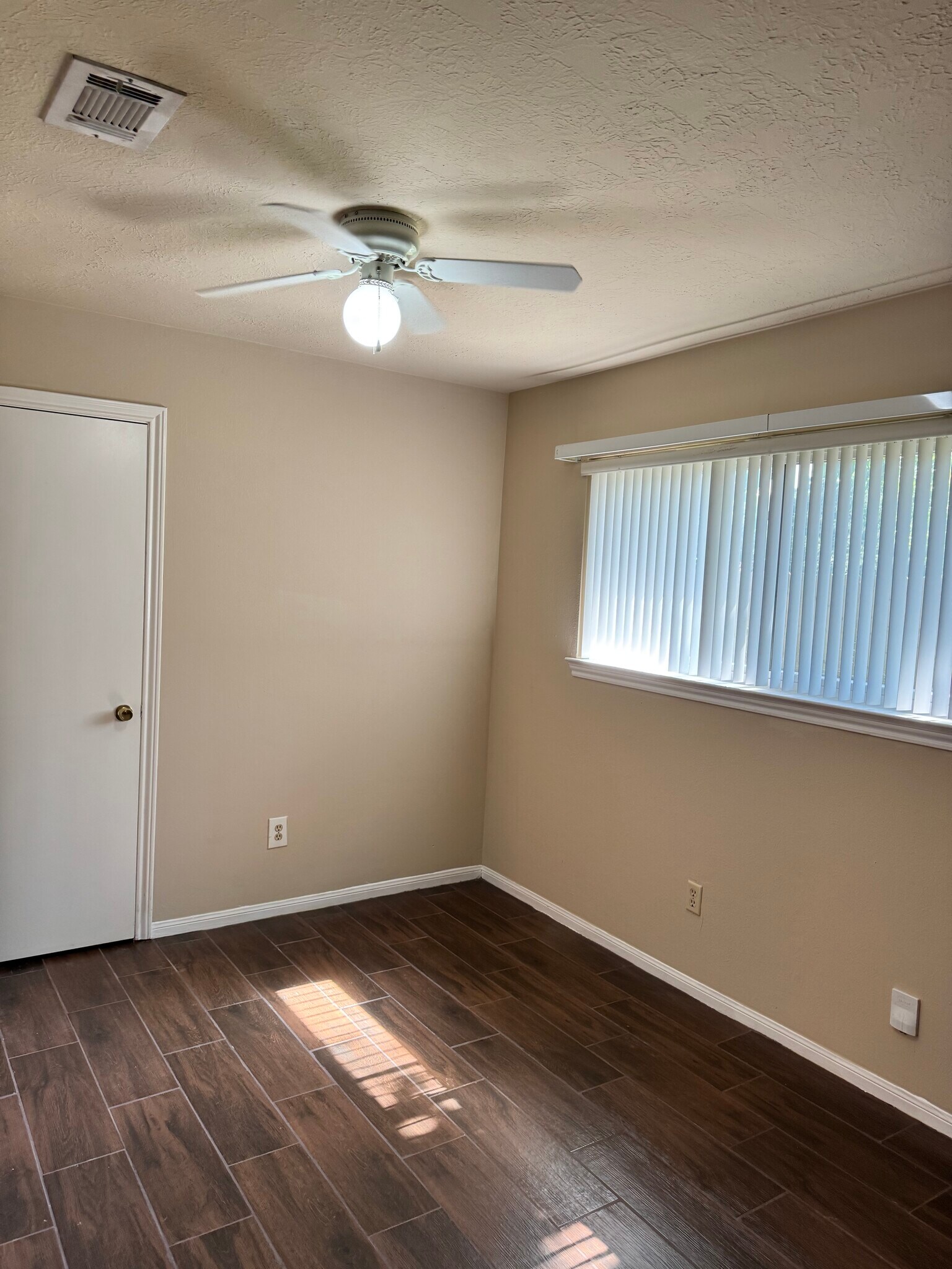 Building Photo - 9811 Charter Ridge Dr