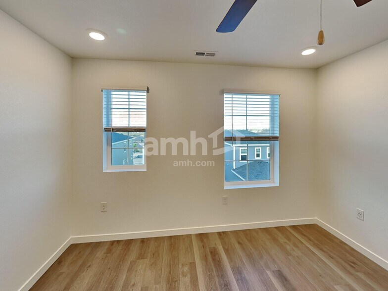 Building Photo - 26101 E Calhoun Pl