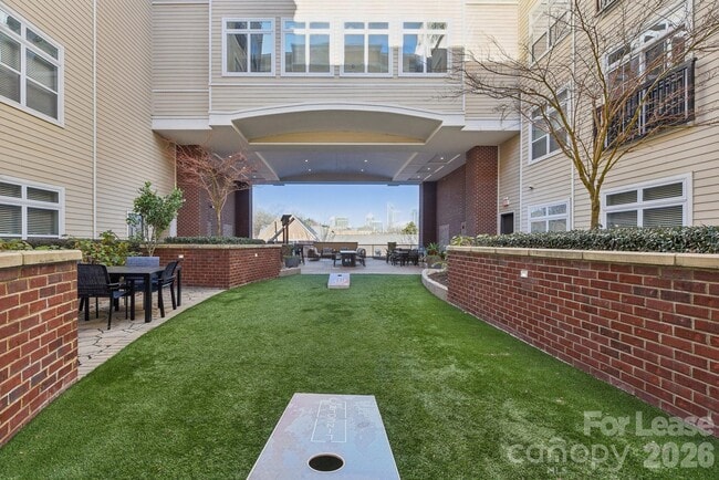 Building Photo - 905 Kenilworth Ave