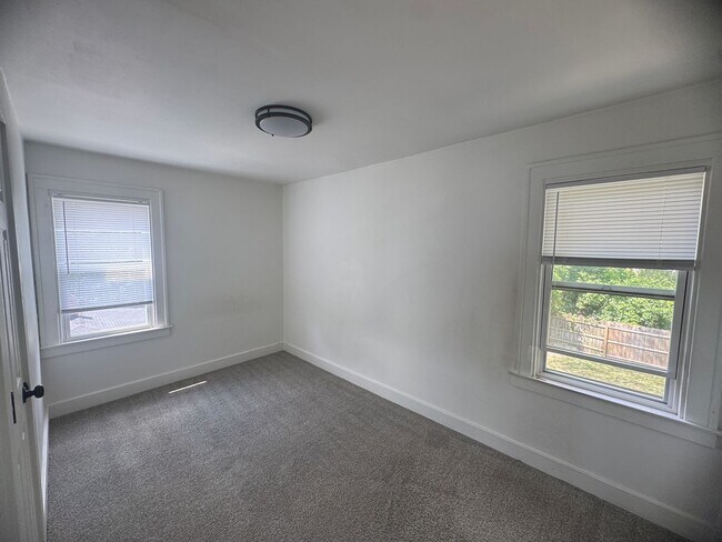 Building Photo - Adorable 3 bedroom home with central air a...