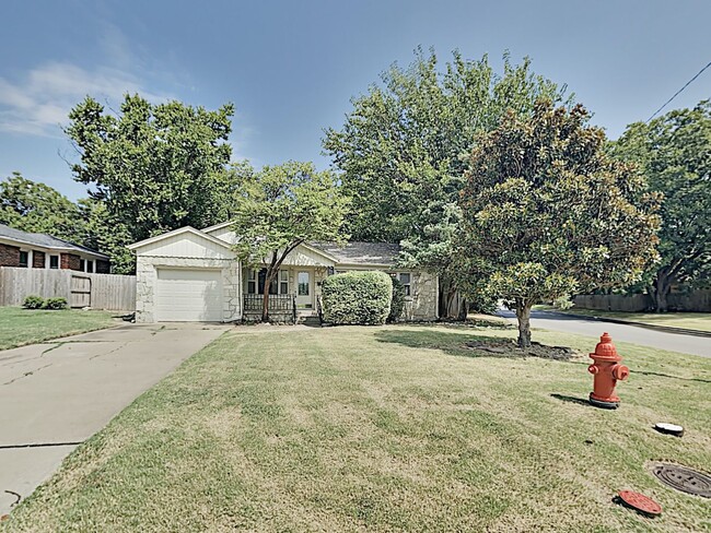 Building Photo - 3 Bedroom 1 Bath Home With 1 Car Garage In...