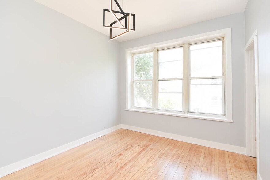 Building Photo - 1922 N Wilmot Ave