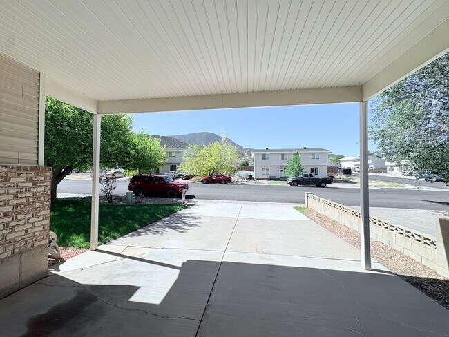 Building Photo - 334 W Mountain View Dr