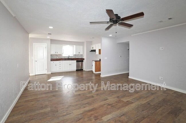 Building Photo - 5207 S Travis St