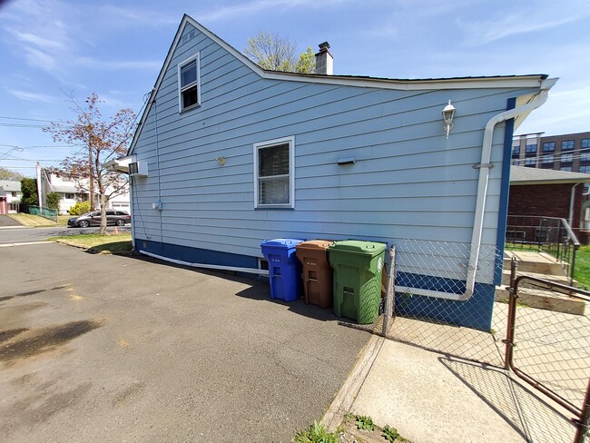 Building Photo - 119 Lindegar St