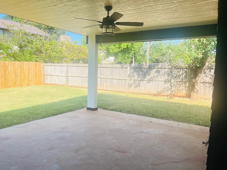 Building Photo - 4041 Thunderbird Dr