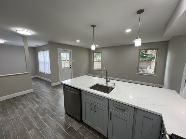 Building Photo - 223 Foxwood Ln