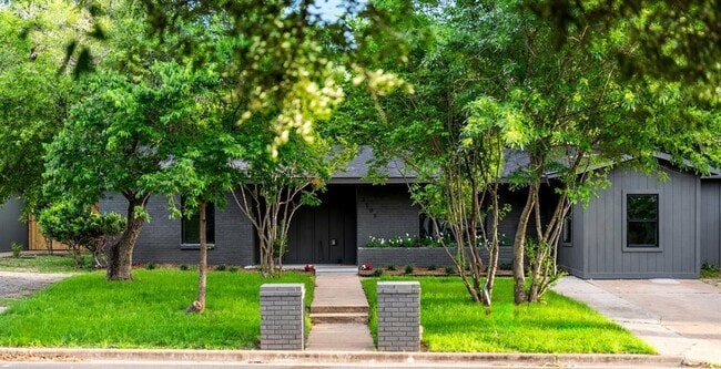 Building Photo - 2105 Brunswick Dr