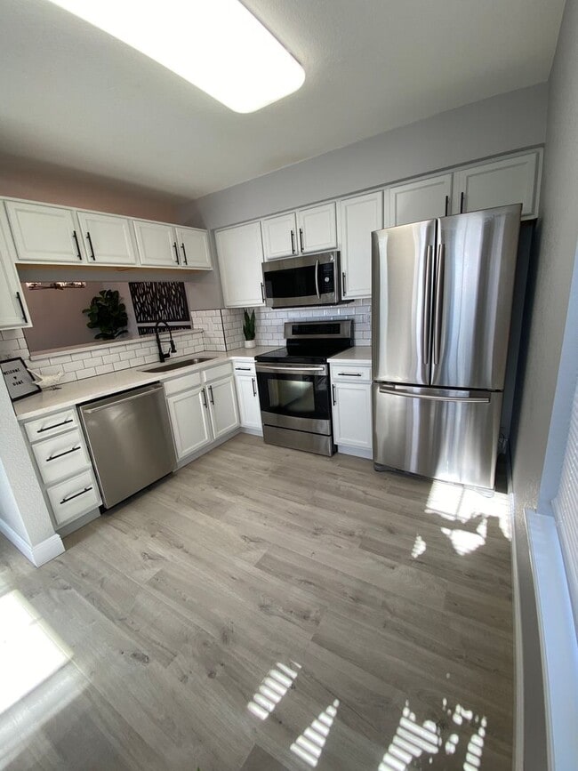 Building Photo - Red Mountain Three Story Townhome