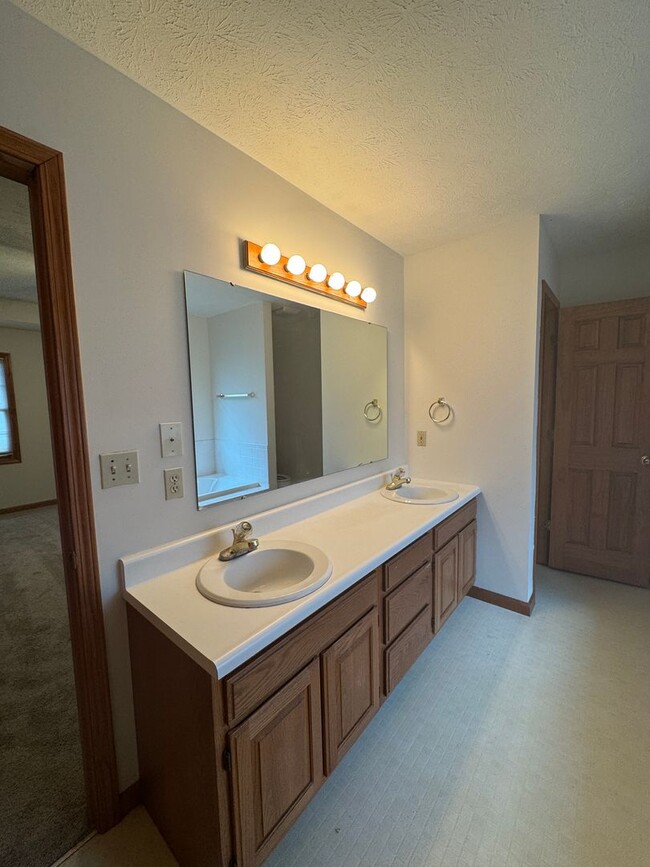 Building Photo - 2047 Parkside Dr