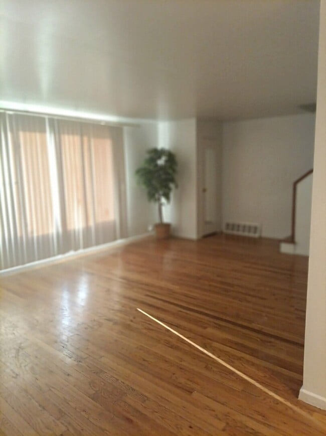 Building Photo - 147 Hemlock St
