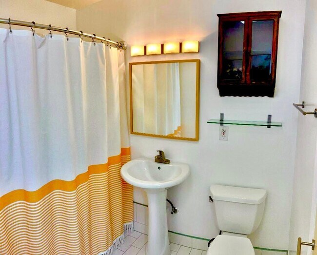 Level 1 Full Bath - 126 Gull St