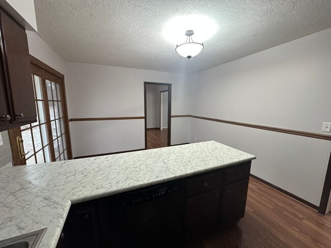 Building Photo - $1,800 - 3 Bed 2 Bath Home
