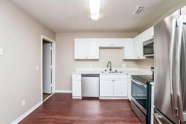 Building Photo - 718 Del Prado Dr