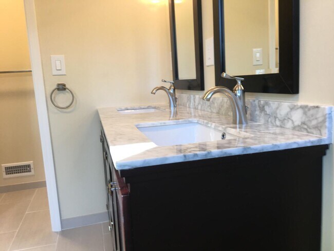 Building Photo - 10891 Santa Teresa Dr
