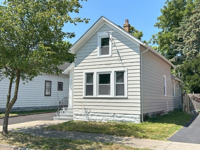 Building Photo - 3 Bed Single Family with Huge Kitchen and ...