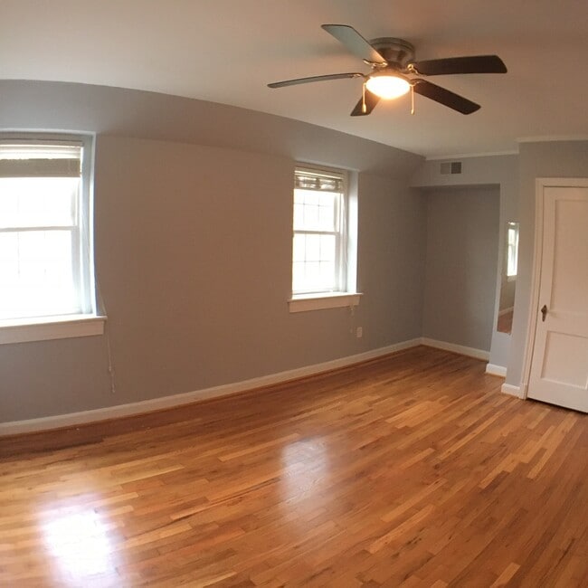 Building Photo - Updated 1BR/1BA 2-level TH in great location