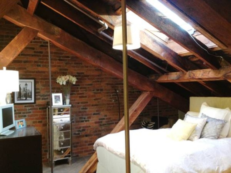 Bedroom Loft - 544 S Front St
