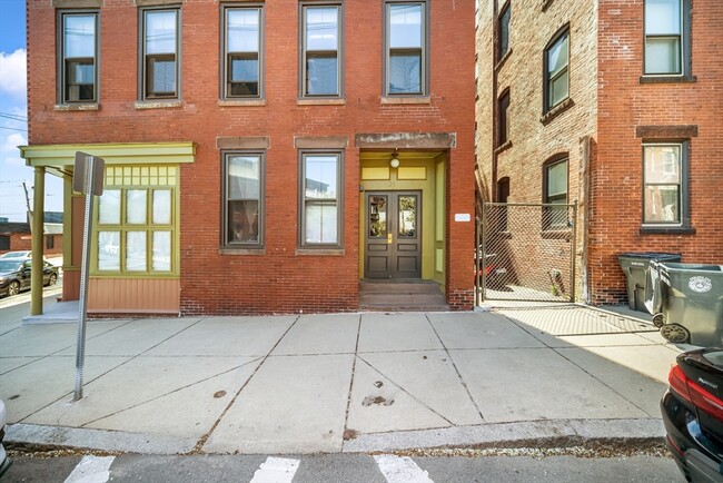 Building Photo - 26 Beacon St