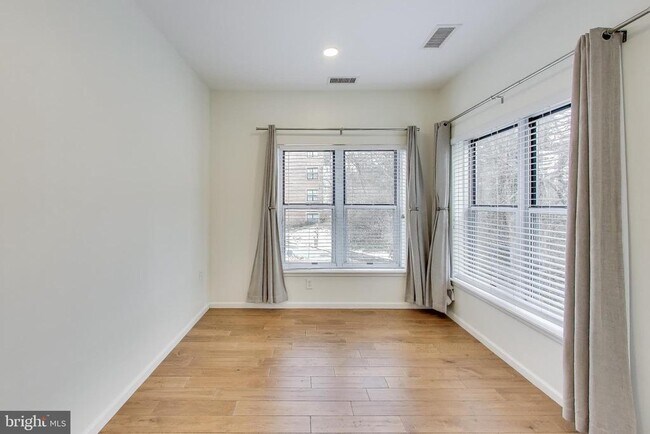 Building Photo - 343 Cedar St NW