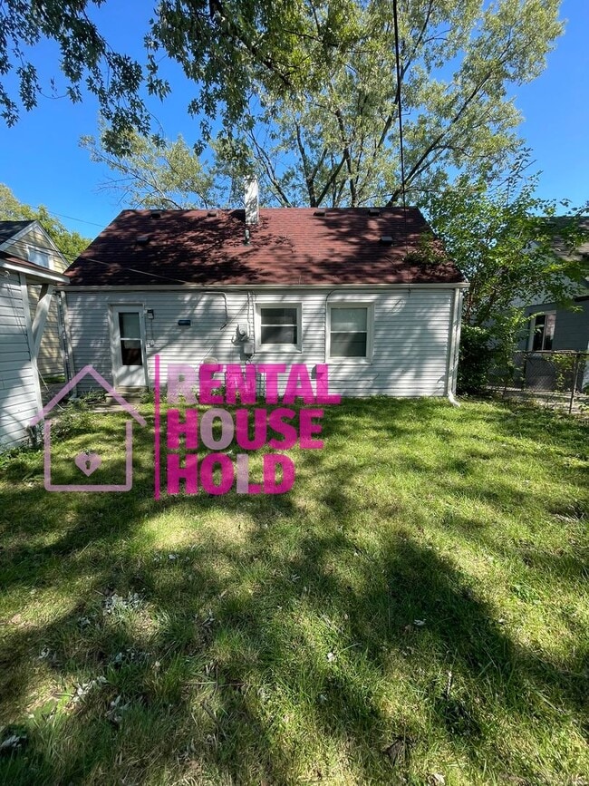 Building Photo - Stunning 3-Bedroom 1-Bath Bunglaow Located...
