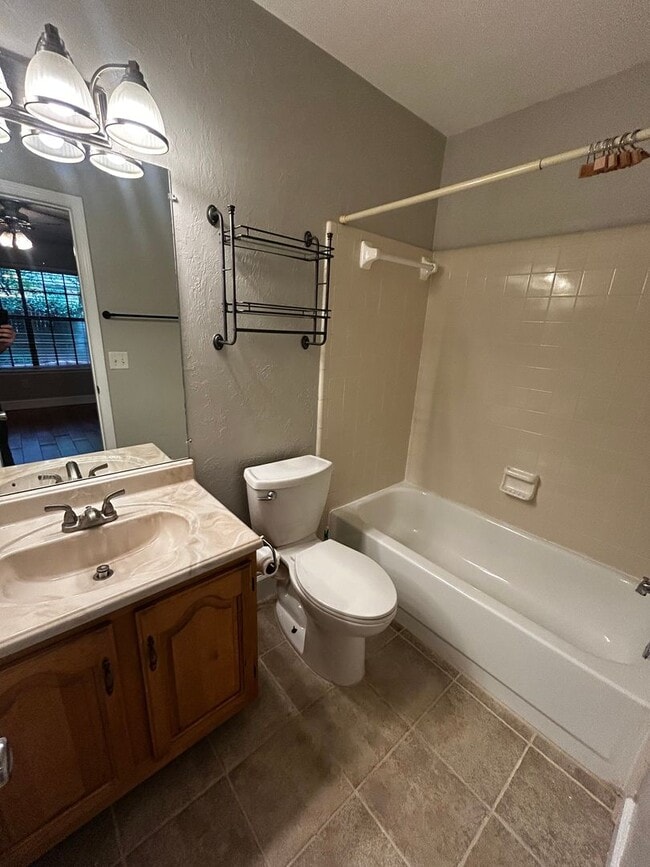 Building Photo - Gorgeous Freshly Remodeled 2 Bedroom 2 Bat...