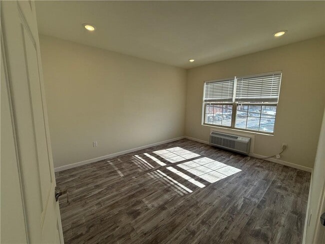 Building Photo - 327 Pine St