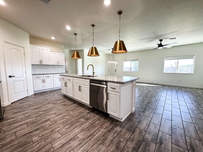 Building Photo - "Spacious 4-Bedroom, 2-Bathroom Home in Yu...