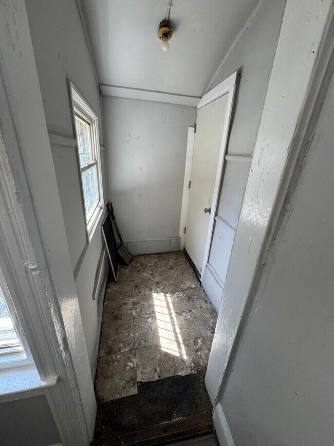 Building Photo - Charming 3BR Home with Private Fenced Yard  Cozy Comfort