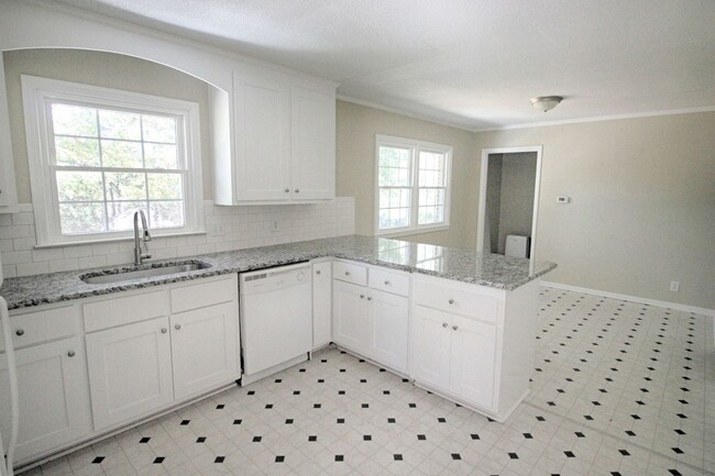 Building Photo - Super Southwest Durham home with fenced in...