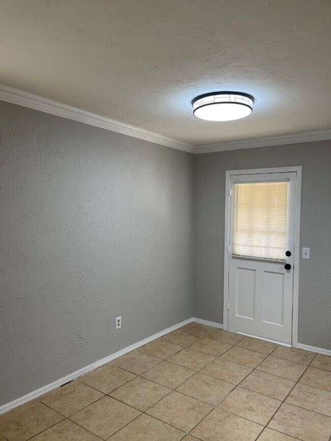 Building Photo - Remodeled , modern and lots of New in Moor...