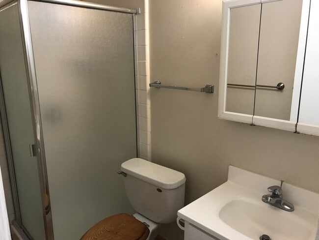 Building Photo - Great 2 bed 1 bath condo available for fall move in!