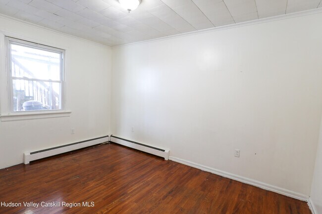 Building Photo - 156 Lampman Ave