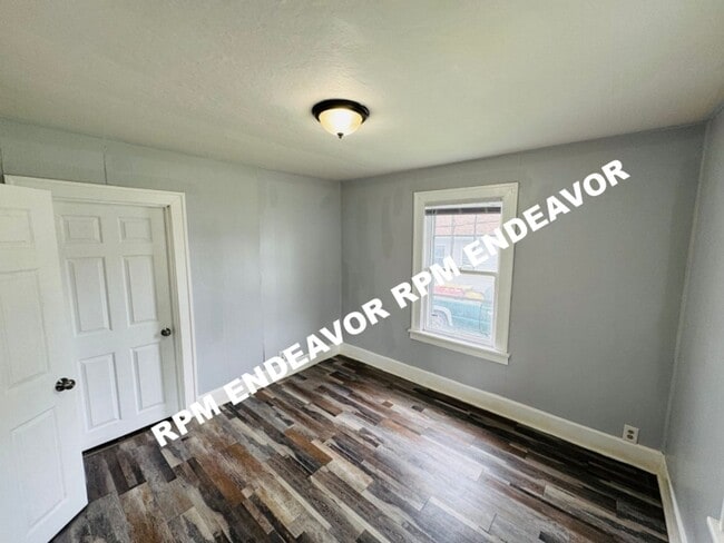 Building Photo - 2bedroom located in Hillsdale Move in Read...