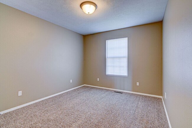 Building Photo - Beautiful all brick 3 bed 2 bath house in ...