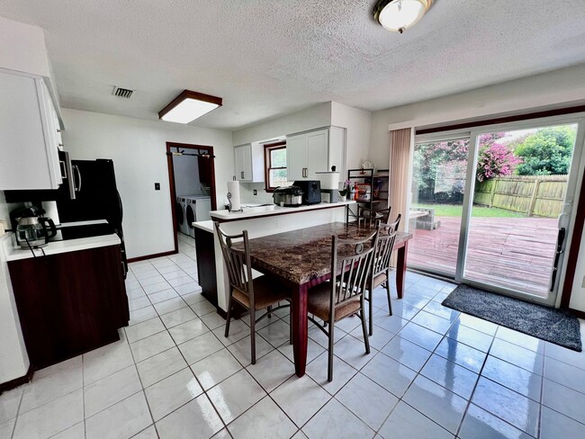 Building Photo - Spacious 3 bedroom home in Wesleyan Chase