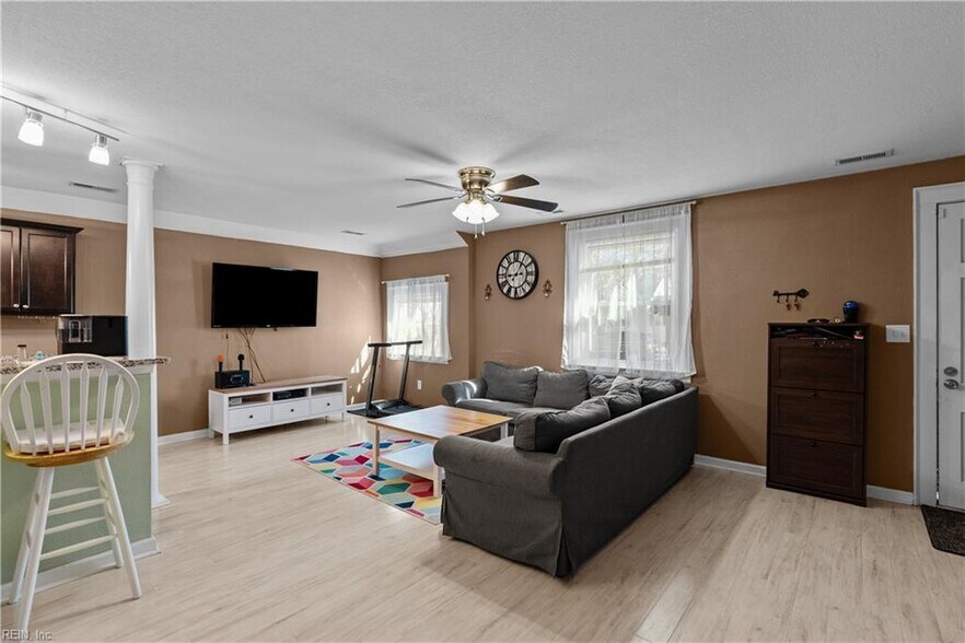 Building Photo - 2605 Bapaume Ave