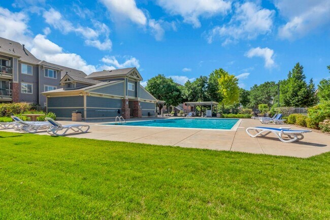 Building Photo - Stylish Longmont Condo with Vaulted Ceilings and Modern Upgrades