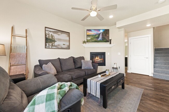 Building Photo - 2 Bed 3.5 Bath Townhome in Fort Collins!