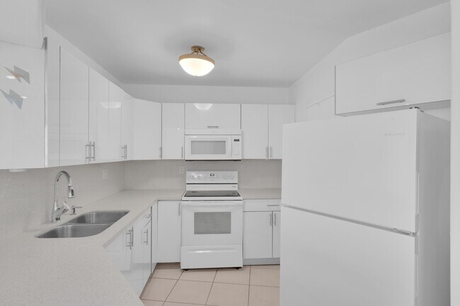 Building Photo - 3725 S Ocean Dr