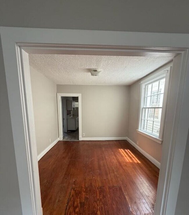 Building Photo - 2 bedroom Carytown Cottage
