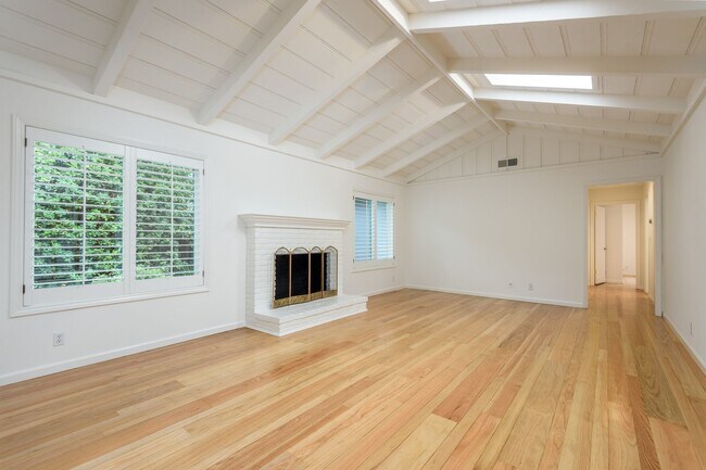 Building Photo - Los Altos 4bd/2.5bth Ranch Home on University Ave.