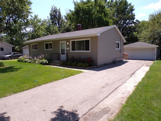 Building Photo - 236 W Norman Ln