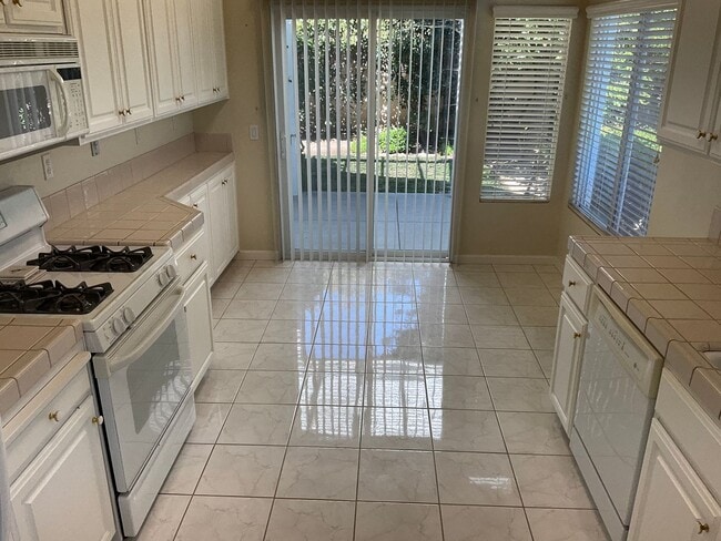 Building Photo - Gorgeous Summerset Duet in Gated 55+ Community