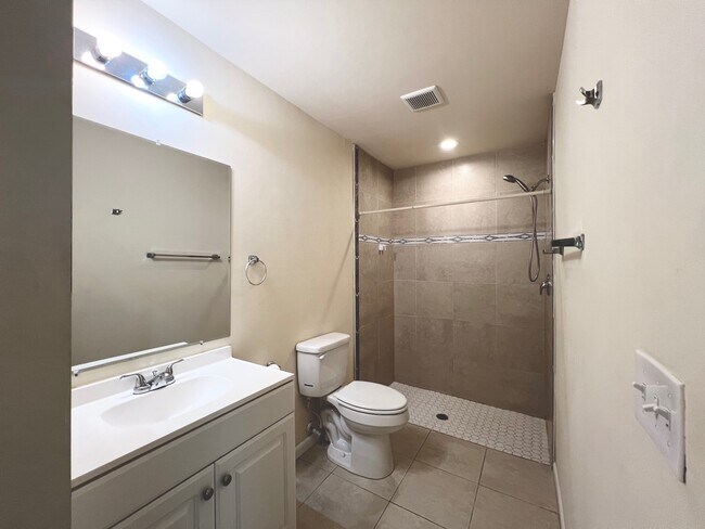 Building Photo - 3320 SW 7th Pl