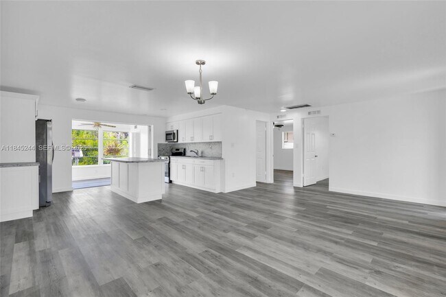 Building Photo - 644 Bonita Ct