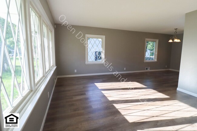 Building Photo - $200 off first months rent! Newly updated ...