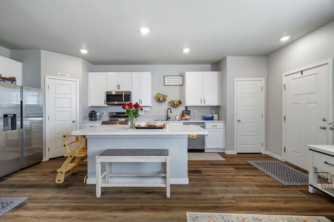 Building Photo - Beautiful 3-Bedroom Townhome with Park Views- Available July 25th!