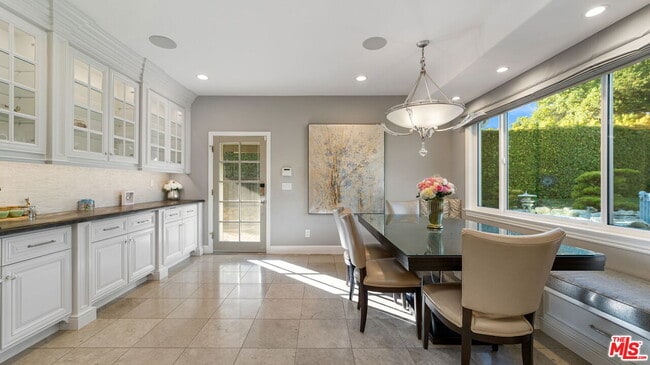 Building Photo - 1047 E Pomello Dr
